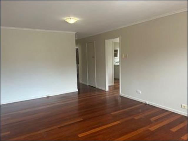 WALK TO SUNNYBANK SHOPS, MARKET SQUARE + RC AIR CONS