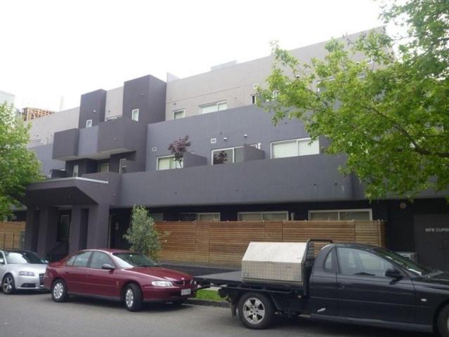 Walk to Swinburne, shops and station