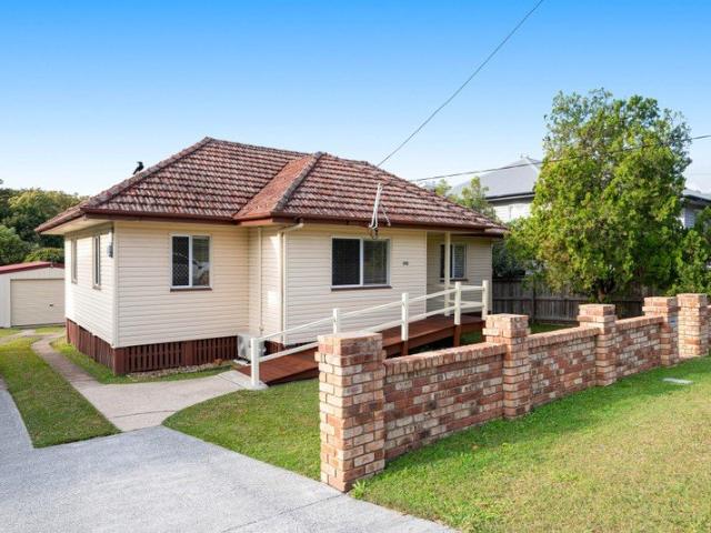 Walk to school, wander the bushland + create your dream family home on 696m2