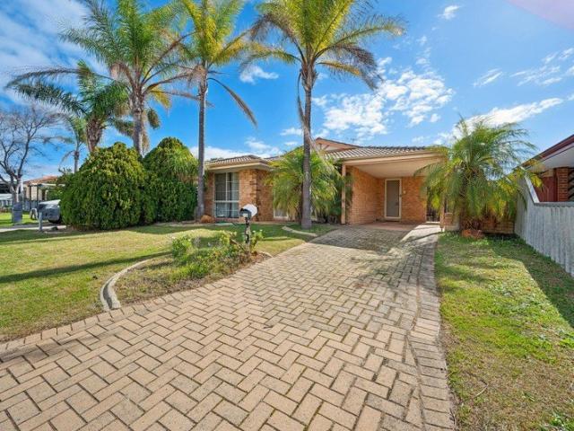 Walk to School, Minutes from the Shops and Beach