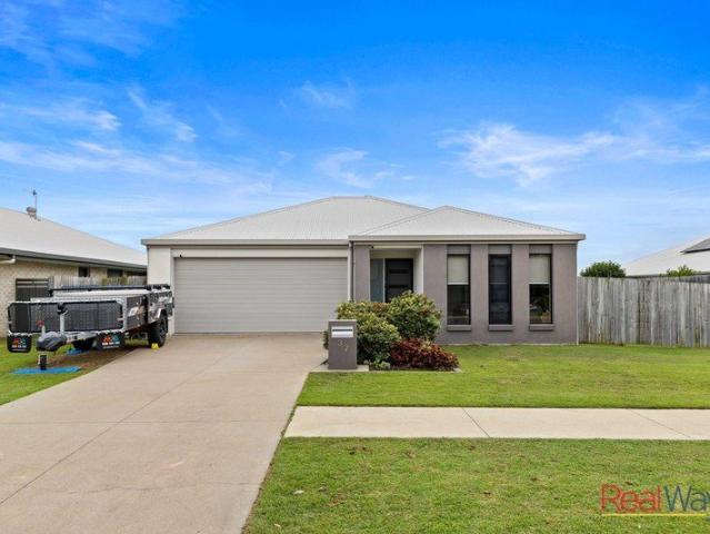 WALK TO SCHOOLS & BEACH SPACIOUS FAMILY LIVING WITH SIDE ACCESS!