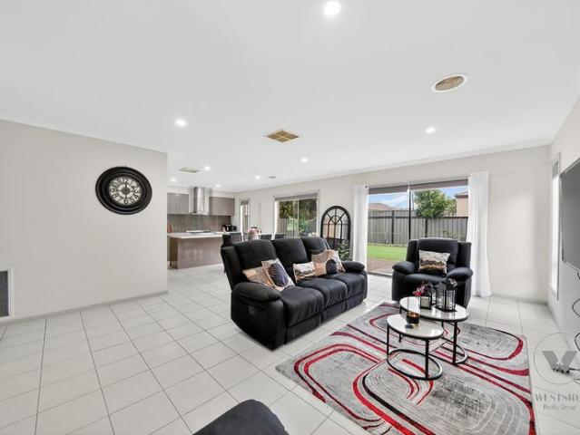 Walk to Schools, Shopping & Tarneit Station – Spacious Family Living Awaits!