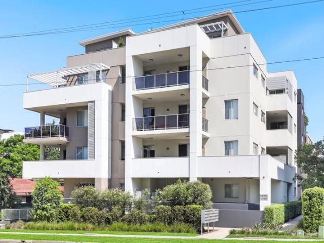 Walk to Shopping Mall! Spacious Balcony!