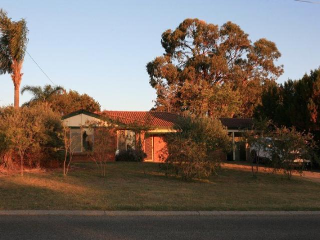 WALK TO SHOPPING CENTRE AND PUBLIC TRANSPORT