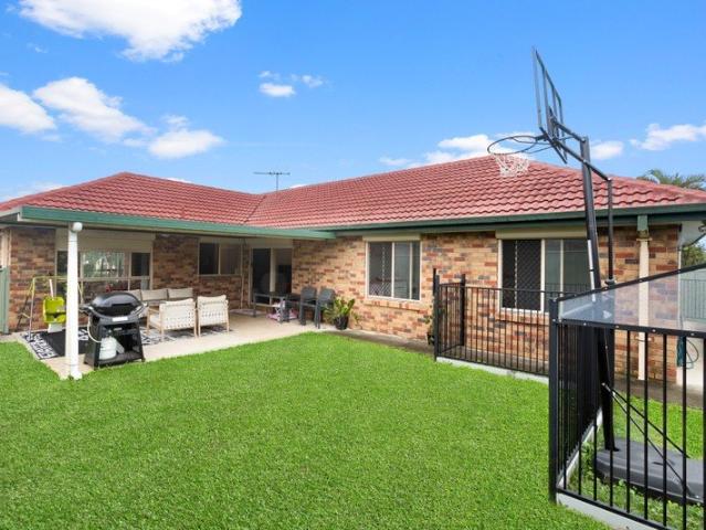READY TO MOVE IN CLOSE TO SHOPS AND SCHOOLS