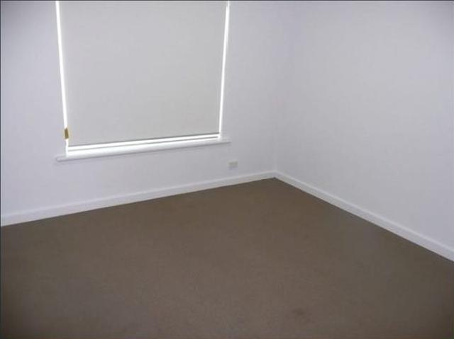 WALK TO SHOPS LOVELY KITCHEN & BATHROOM NO WATER CHARGES