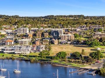 Walk to the Waterfront, Shops and CBD