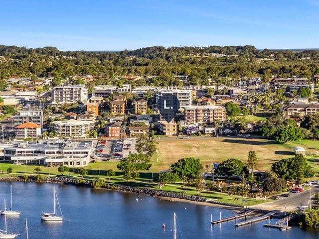 Walk to the Waterfront, Shops and CBD