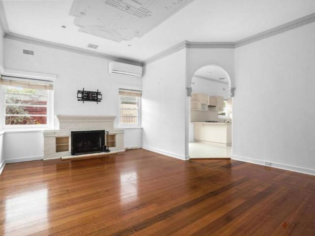 WALK TO THE BEACH | THREE BEDROOMS | IDEAL LOCATION