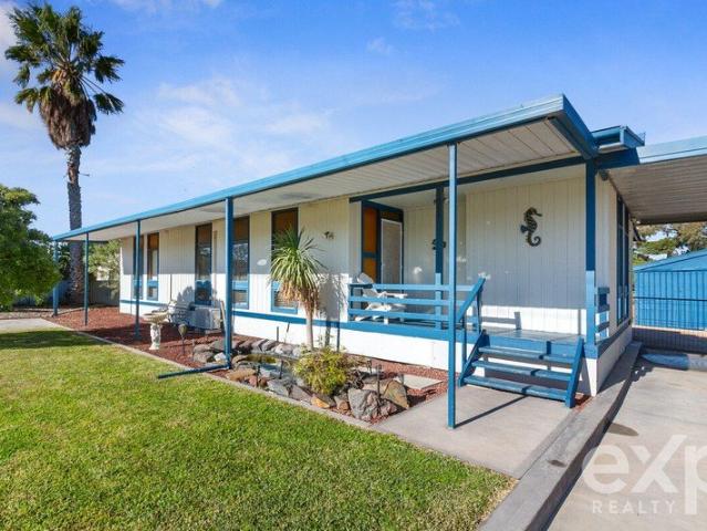 Walk to the Beach, Jetty & Tavern from this Coastal Favourite