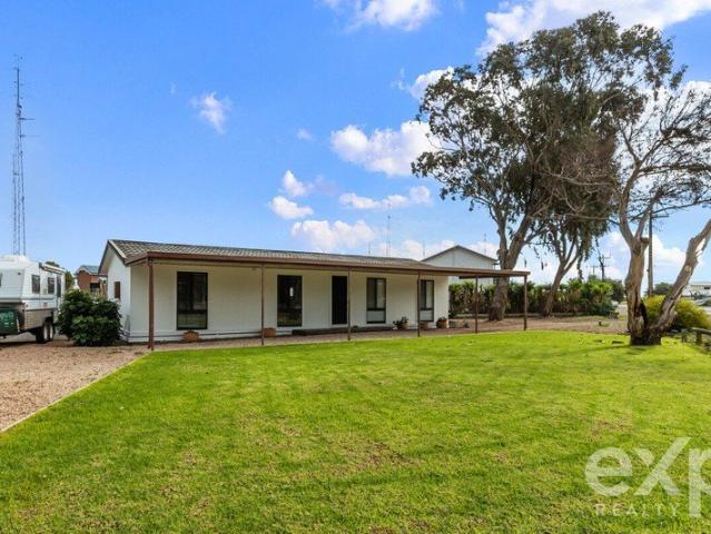 Walk to the Beach, Jetty & Splash Town from this renovated home