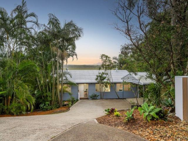 Walk to the Beach, Mountain Views, Complete Privacy