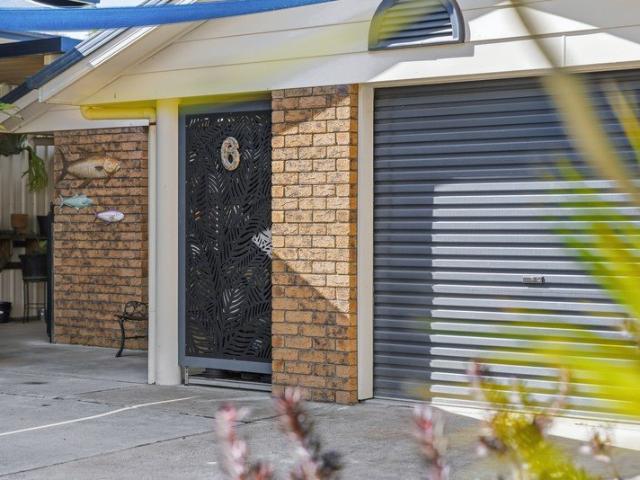 WALK TO THE BEACH OR MAIN STREET | WITH ROOM FOR THE BOAT & CARAVAN