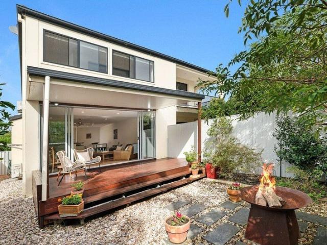 Walk to the Broadwater from This Prime Paradise Point Home!