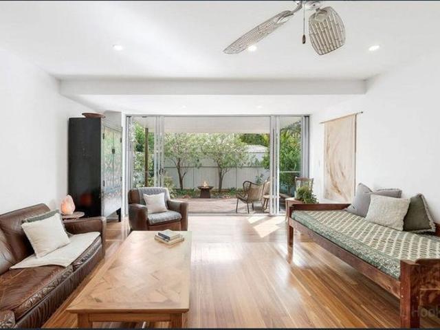 Walk to the Broadwater from This Prime Paradise Point Home!