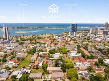 Walk To The Broadwater! Top Floor Living in the Heart of Southport!