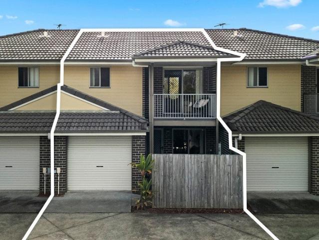 Walk to the Bus, Minutes to the Shops Modern Two Storey Townhouse in a Prime Pocket!