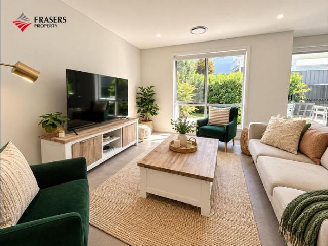 WALK TO THE MARINA FROM YOUR LUXURIOUS 4 BEDROOM TOWNHOME