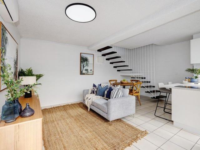 Walk to The Strand Modern / fully renovated 1 Bedroom Apartment
