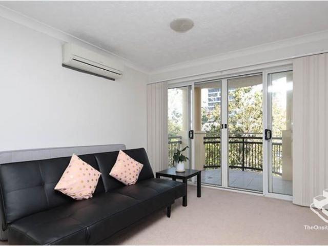 Walk to Toowong Village | 2 bedrooms apartment Furnished