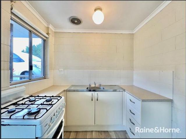 WALK TO TOWN CENTRAL UNIT Available 24.7.2026