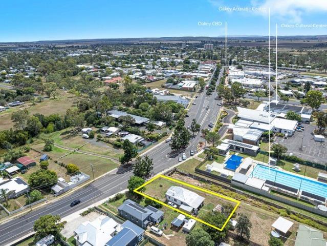 Walk to Town + Long Term Tenant + Huge Deck on 943m²