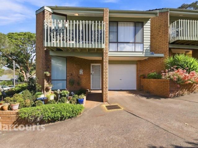 WALK TO TOWN TOWNHOUSE. RENOVATED & NOTHING TO DO!