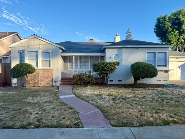Walk to Trader Joe’s & Hillsdale! San Mateo Gem with Sprawling Backyard
