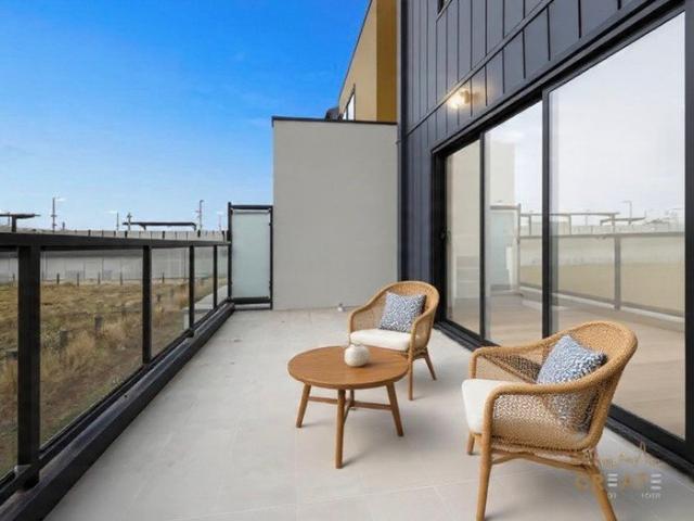 Walk to Train, Shops and Costcos Modern 18.5 sq Townhouse with Balcony