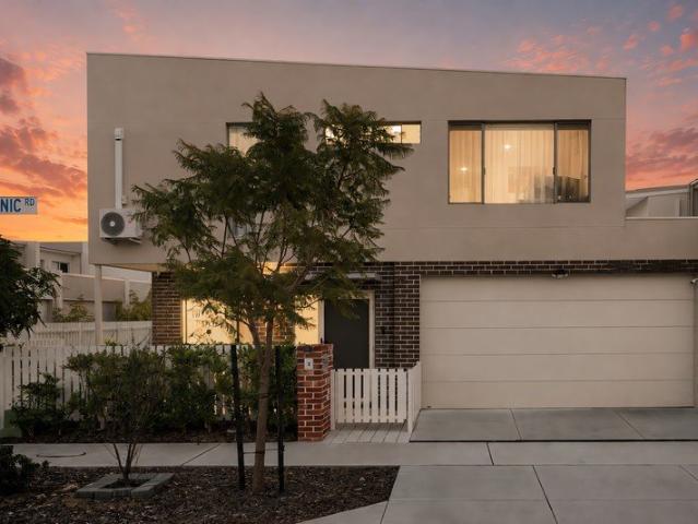 Walk to Treeby Shopping Classy double storey home