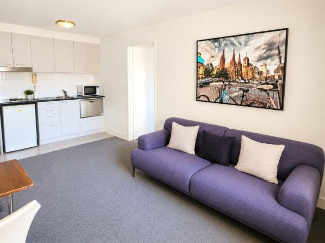Walk to Uni, Work or the CBD – Modern Carlton Living!