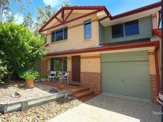 Walk to Uni & Hospital | Air Con + Pool | Townhouse