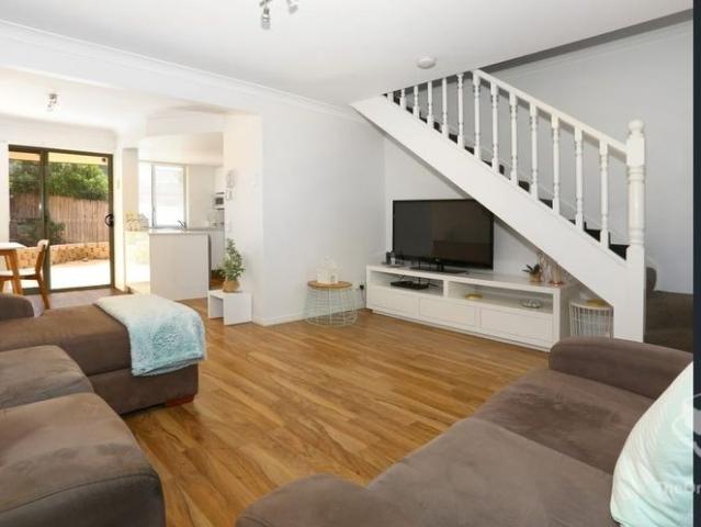 Walk to Uni & Hospital | Air Con + Pool | Townhouse