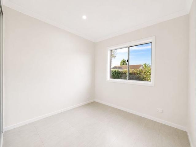Walk to Warwick Farm Station Modern 2 Bedroom Granny Flat