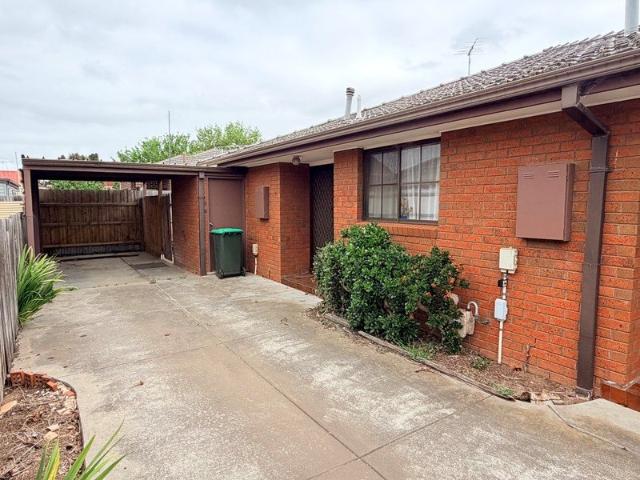 WALK TO WATTON STREET & WERRIBEE TRAIN STATION