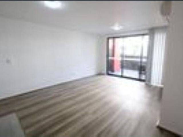 WALK TO WESTFIELDS AND ALL AMENITIES