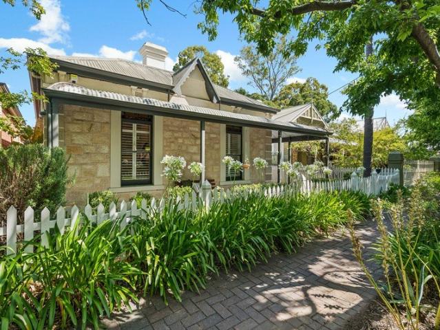 Walk to work Executive Inner East Living, College Park Prestige with Space to Breathe