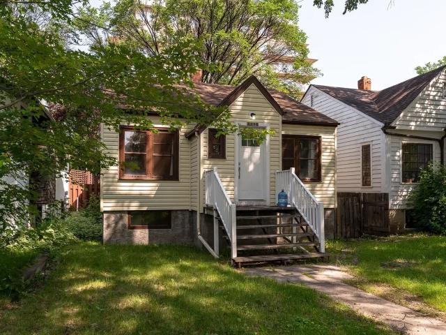Walker's Paradise 3 bed bungalow with back deck — Garneau — $2,650/mo