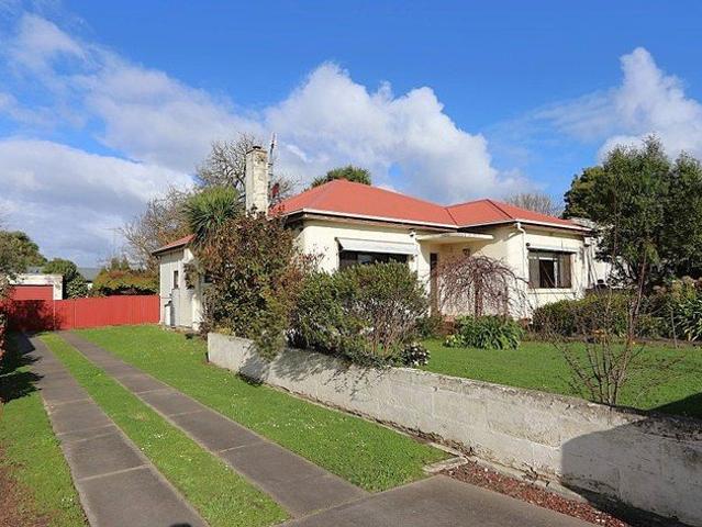 WALKING DISTANCE TO MAIN SHOPPING & EATERIES