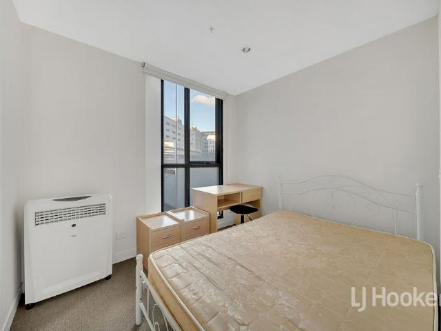 Walking distance to Melbourne University and RMIT!