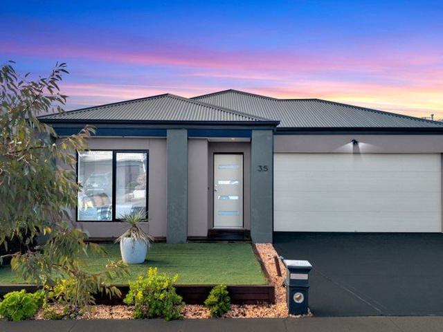 Walking distance to New Tarneit West Train station