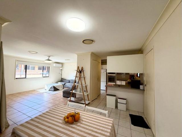Walking Distance to Nobby Beach