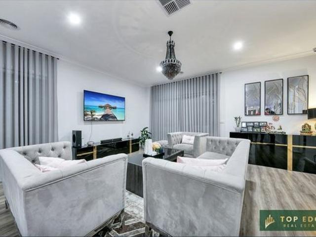 WALKING DISTANCE TO BACCHUS GRAMMER & WOODLEA TOWN CENTRE