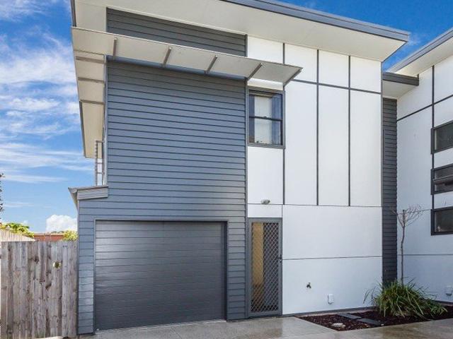 WALKING DISTANCE TO BEACH FRONT