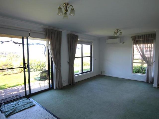 Walking distance to CBD & beach