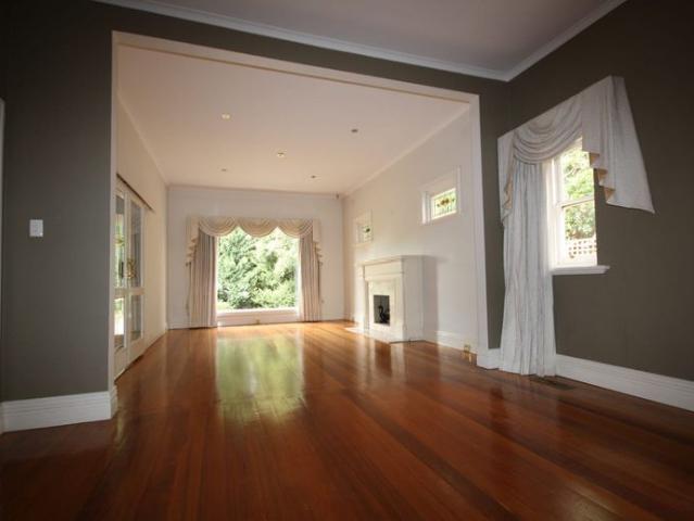 WALKING DISTANCE TO CHADSTONE SHOPPING CENTRE