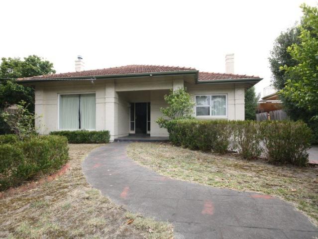 WALKING DISTANCE TO CHADSTONE SHOPPING CENTRE