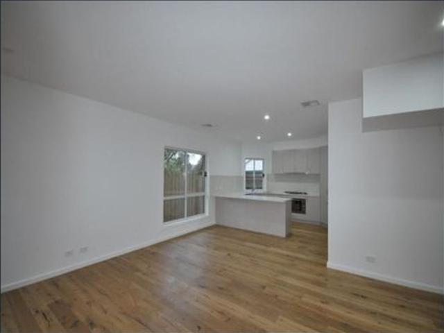 Walking distance to Deakin University