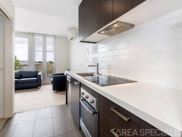 Walking Distance to Deakin University!