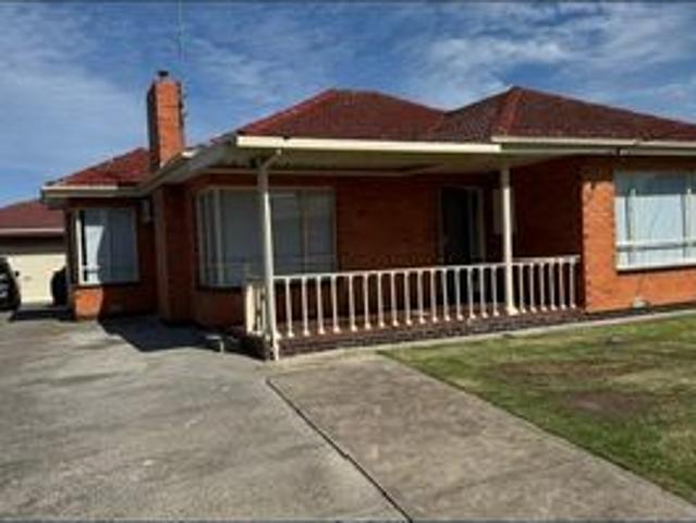 Walking Distance to Ginifer Station!